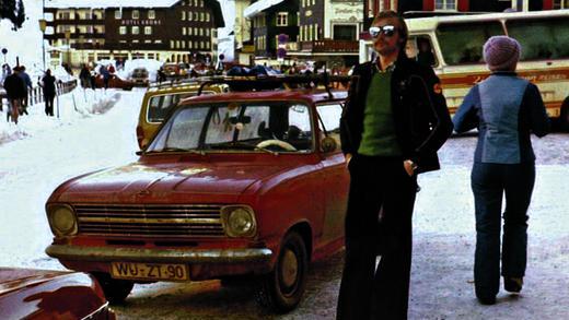 Cool: Karl-Heinz Pritzl 1974 in Lech am Arlberg mit verspiegelter Sonnenbrille, Schlaghose mit seinem ersten Auto, einem knallroten Opel Kadett. Cool: Karl-Heinz Pritzl 1974 in Lech am Arlberg mit verspiegelter Sonnenbrille, Schlaghose mit seinem ersten Auto, einem knallroten Opel Kadett.