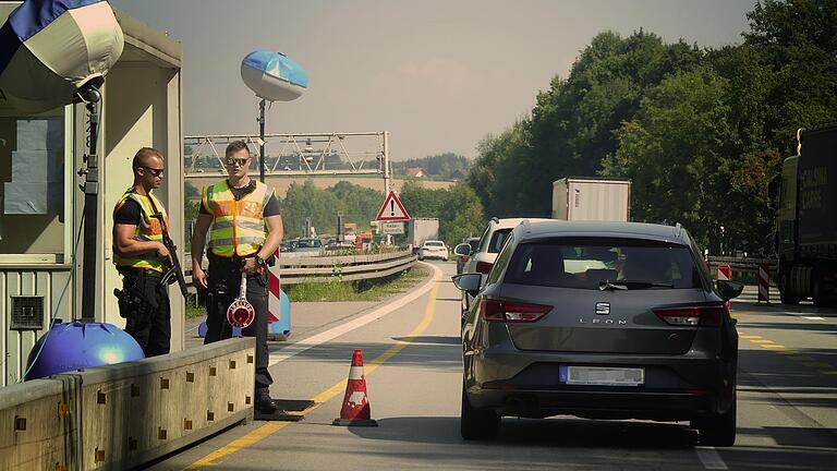 Die bayerische Grenzpolizei, hier eine Kontrolle auf der A3 bei Passau, bleibt auch ein Jahr nach ihrer Gründung politisch umstritten.