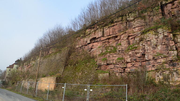 Die Deutsche Bahn wollte von der Gemeinde Partenstein, dass sie auch die Felswand und die Verkehrsicherung übernimmt.