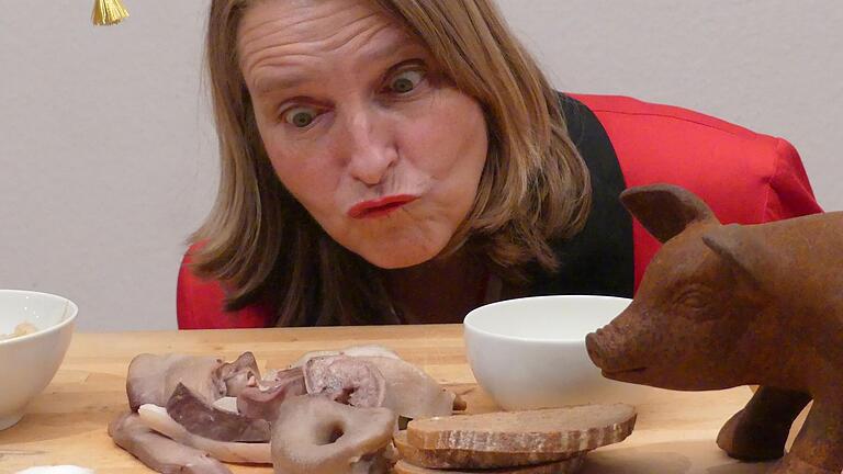 Auch die Elferrätinnen waren beteiligt: Martina Schlereth bei der Grizmek Parodie 'Mainfränkische Tierli'. Auch die Elferrätinnen waren beteiligt: Martina Schlereth bei der Grizmek Parodie 'Mainfränkische Tierli'.