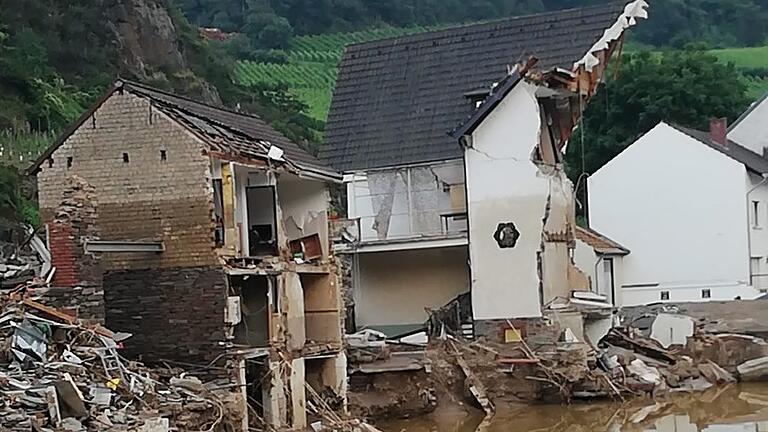 Nach der Flut im Ahrtal blieben Schutt, Schlamm und Verwüstung. Nach der Flut im Ahrtal blieben Schutt, Schlamm und Verwüstung.