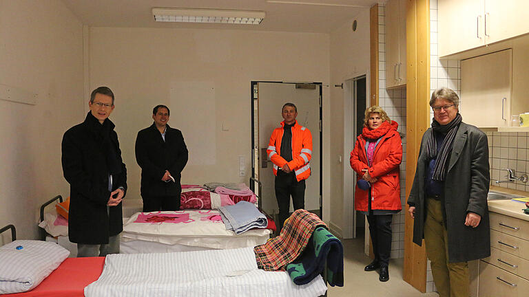 Die Zimmer im Gebäude 210 in den Ledward Barracks sind bezugsfertig für Geflüchtete des Ukraine-Kriegs. Auf dem Bild von links: Oberbürgermeister Sebastian Remelé, Matthias Kress ('Gerne daheim in Schweinfurt'), Willi Eichhorn (Hausverwaltung), Anna Barbara Keck (Stadt Schweinfurt) und Jürgen Montag (Sozialreferent Stadt Schweinfurt)