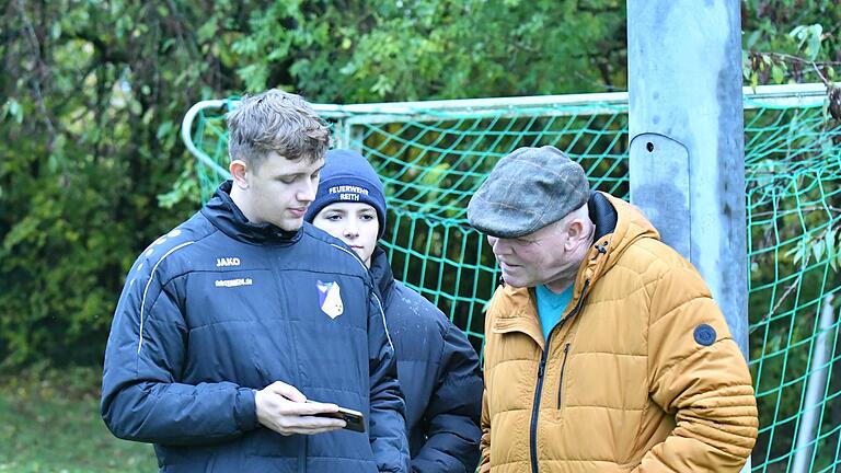 Auf dem Fußballplatz finden die verschiedenen Generationen zusammen. Hier hilft die Jugend aus, um einem älteren Semester die neuesten Ergebnisse anzuzeigen.       -  Auf dem Fußballplatz finden die verschiedenen Generationen zusammen. Hier hilft die Jugend aus, um einem älteren Semester die neuesten Ergebnisse anzuzeigen.