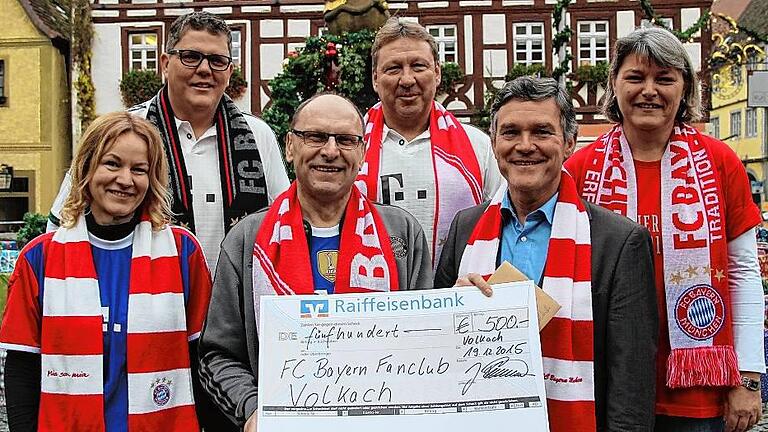 Neu gewählt und sozial engagiert: Die neuen Vorstandsmitglieder des FCB-Fanclubs Volkach (von links) Stephanie Kortus, Michael Bernard, Johannes Flammersberger (Präsident), Gunnar Flammersberger und Simone Kaupert übergaben Bürgermeister Peter Kornell (Zweiter von rechts) 500 Euro für Bedürftige.