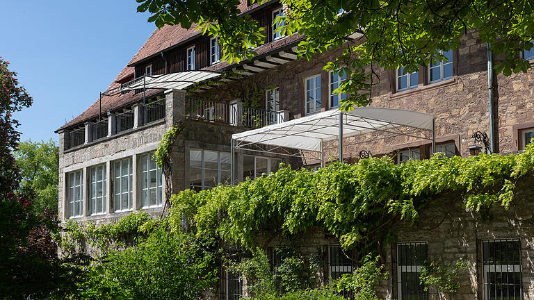 2016 wurde ein Teil des Anwesens in Eisingen (Lkr. Würzburg) verkauft. Dazu gehören der Erbachshof und ein Park.
