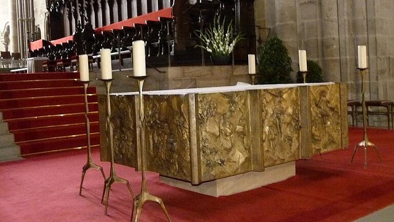 Die Liturgiereform des Zweiten Vatikanischen Konzils setzte sich mit der Neugestaltung des Altarraumes auch im Bamberger Dom durch. Im 18. Jahrhundert gab es darin über 20 Altäre.