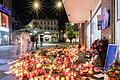 Am Würzburger Barbarossaplatz erinnern Kerzen und Blumen an die Opfer.