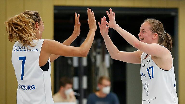 Raphaela Jochimczyk (links) und Alexandra Daub von der TG Qool Sharks Würzburg klatschen sich ab: Ihre Mannschaft besiegte auswärts die BSG Basket Ladies Ludwigsburg und verteidigte mit diesem Sieg in der Zweiten Bundesliga Süd die Tabellenführung. Raphaela Jochimczyk (links) und Alexandra Daub von der TG Qool Sharks Würzburg klatschen sich ab: Ihre Mannschaft besiegte auswärts die BSG Basket Ladies Ludwigsburg und verteidigte mit diesem Sieg in der Zweiten Bundesliga Süd die Tabellenführung.