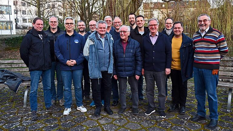 Auf dem Foto (von links): Hartmut Röder, Stefan Kuhn, Alexander Ridler, Tobias Dieckhoff, Ulrich Bildl, Wolfram Lang, Jürgen Biesner, Michael Hoffmann,  Gerhard Pröschel, Janek Wollert, Johannes Mantsch, Peter Stahl, Jens Wiesner, Matthias Weiß und Reiner Müller.