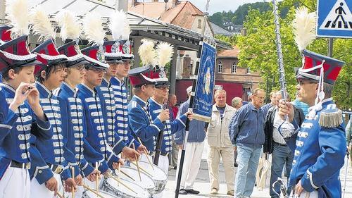 Standkonzert auf dem Adenauerplatz: der Spielmannszug der königlich-bayerischen Landwehr aus Esselbach.