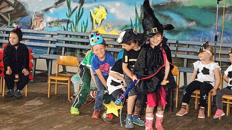 &bdquo;Für Hund und Katz ist auch noch Platz&ldquo; hieß das Stück, das die Kinder fürs zum Kindergartenfest am Wochenende einstudiert hatten.
