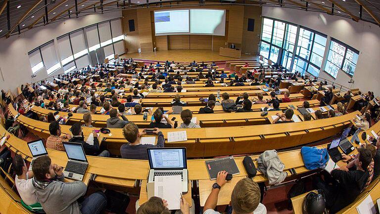 Studenten im Hörsaal       -  Es wird immer voller an Deutschlands Hochschulen. 2,85 Millionen Studierende sind laut statistischem Bundesamt in diesem Wintersemester immatrikuliert – ein neuer Rekord.