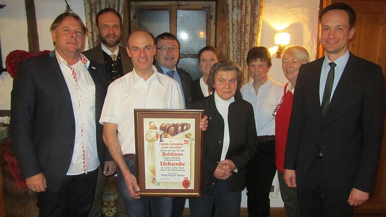 Seit 90 Jahren besteht die Geschäftsbeziehung zur Brauerei. Im Bild die Gratulanten mit der Wirtsfamilie Schneider: von links  Peter Will und Georg Hiernickel von der Kulmbacher Brauerei, Klaus Schneider, Bürgermeister Friedel Heckenlauer, Heidi Brand, Olga Schneider, Andrea Schneider-Blenk, Ruth von Truchseß und Landrat Florian Töpper.