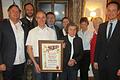 Seit 90 Jahren besteht die Geschäftsbeziehung zur Brauerei. Im Bild die Gratulanten mit der Wirtsfamilie Schneider: von links  Peter Will und Georg Hiernickel von der Kulmbacher Brauerei, Klaus Schneider, Bürgermeister Friedel Heckenlauer, Heidi Brand, Olga Schneider, Andrea Schneider-Blenk, Ruth von Truchseß und Landrat Florian Töpper.