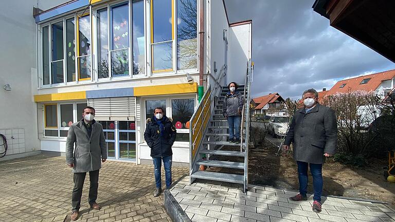 Abgeschlossen sind die Erweiterung und der Umbau des Katholischen Kindergartens Sankt Elisabeth in Sennfeld. Zufrieden mit dem Ergebnis sind (von links) Bürgermeister Oliver Schulze, Architekt Sebastian Pollach, stellvertretende Kindergartenleiterin Manuela Gündermann und Pastoralreferent Michael Pfrang für die Katholische Kirchenstiftung als Bauherrin.&nbsp;