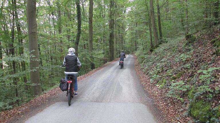 Fahrradfahrer werden auf dem Mittelstück der Auf- und Abfahrt zur Trimburg bisher noch etwas durchgeschüttelt. Auch sie sollen durch eine Präparierung des Wegs besonders geschützt werden. - Fahrradfahrer werden auf dem Mittelstück der Auf- und Abfahrt zur Trimburg bisher noch etwas durchgeschüttelt. Auch sie sollen durch eine Präparierung des Wegs besonders geschützt werden. Fahrradfahrer werden auf dem Mittelstück der Auf- und Abfahrt zur Trimburg bisher noch etwas durchgeschüttelt. Auch sie sollen durch eine Präparierung des Wegs besonders geschützt werden. - Fahrradfahrer werden auf dem Mittelstück der Auf- und Abfahrt zur Trimburg bisher noch etwas durchgeschüttelt. Auch sie sollen durch eine Präparierung des Wegs besonders geschützt werden.