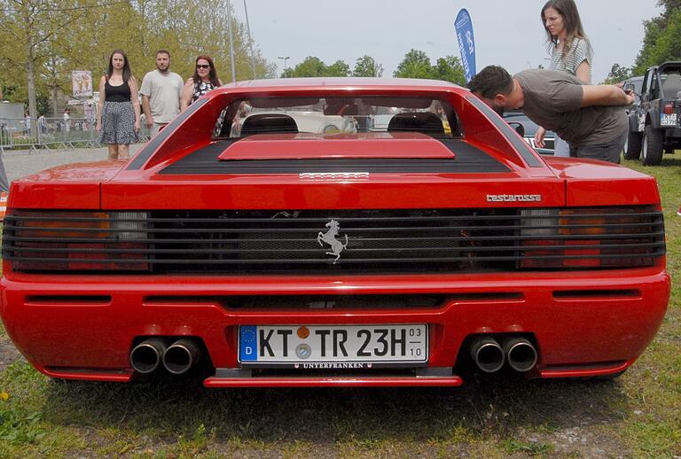 Das ist das imposante Hinterteil des Ferrari Testarossa des Dettelbachers Ernst Plannasch.