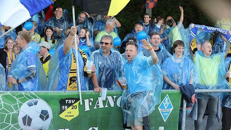 Sie gaben alles: Über 100 Fans des TSV Ettleben/Werneck sorgten für mächtig Stimmung in Bergrheinfeld.