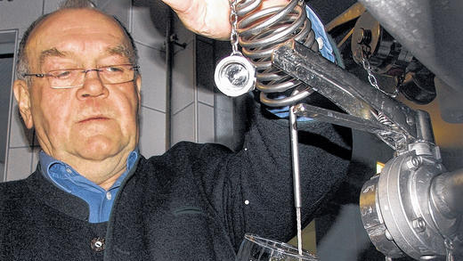 Biergenießer und Querdenker: Peter Romeis entwickelt in seinem Institut in Oberthulba neue Biere. Mit gleichgesinnten Braumeistern hat er sich zu den Bier-Quer-Denkern zusammengeschlossen. Die Brauer tauschen untereinander Ideen aus und wollen durch Innovationen kleine und mittelständische Brauereien stärken. Ein italienischer Querdenker-Kollege braut Bier mit Schokolade oder Chili und füllt es in kleine Sektflaschen (unten rechts). Zu Romeis' Kunden gehören auch asiatische Brauereien (Bild unten links).