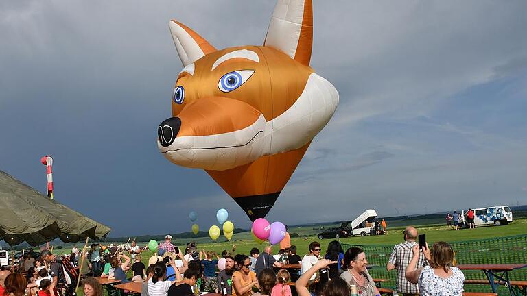 Fantasievolle Modellballons waren beim 2. Fränkischen Paraballooning vor allem für die Kinder eine willkommene Attraktion. Daneben durften die Besucher auch ins Innere eines Heißluftballons eintreten. Fantasievolle Modellballons waren beim 2. Fränkischen Paraballooning vor allem für die Kinder eine willkommene Attraktion. Daneben durften die Besucher auch ins Innere eines Heißluftballons eintreten.