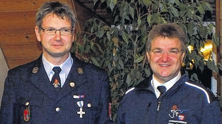 Für 25 Jahre Jugendarbeit bei der Feuerwehr wurde Wolfgang Löser (links) mit der Goldenen Ehrennadel, der höchsten Auszeichnung der Bayerischen Feuerwehrjugend, ausgezeichnet. Zu dieser hohen Ehrung gratulierte Feuerwehr-Bezirksjugendwart Siegbert Seifert.