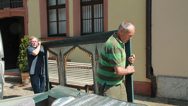 Axel von Erffa (links) und Werner Kühnlein entfernen den Orgelprospekt der früheren evangelischen Kirchenorgel aus dem Museum.