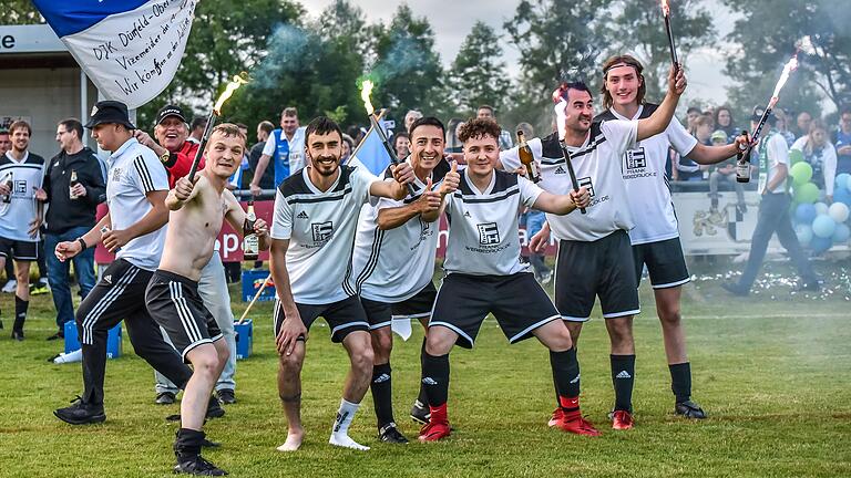 Bengalos für den Aufstieg: Wird auf dem Sportplatz 'gezündelt', wie hier von den Spielern der DJK Dürrfeld/Obereuerheim nach dem gewonnenen Relegationsspiel gegen den SC Lußberg, wird es teuer.&nbsp;