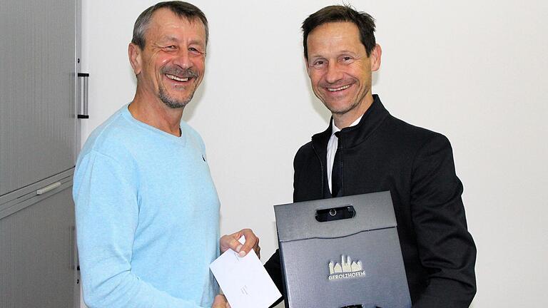Nach 46 Dienstjahren bei der Stadt Gerolzhofen wurde Jürgen Kneißl (links) von Bürgermeister Thorsten Wozniak in die Freistellungsphase der Altersteilzeit verabschiedet