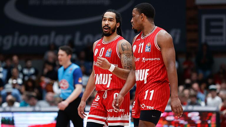 Otis Livingston II (links) und Isaiah Washington von den Würzburg Baskets spielen in der kommenden Saison nicht mehr für den Halbfinalisten der BBL.