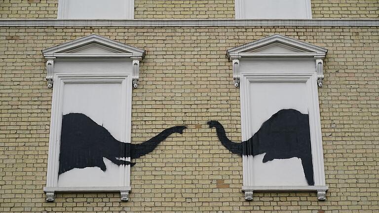 Wieder neues Werk von Banksy in London - Zwei Elefanten       -  Die beiden Elefanten wurden mit dem Sprichwort 'Elephant in the room' in Verbindung gebracht, für ein Problem, das nicht zu übersehen ist, aber über das keiner spricht.