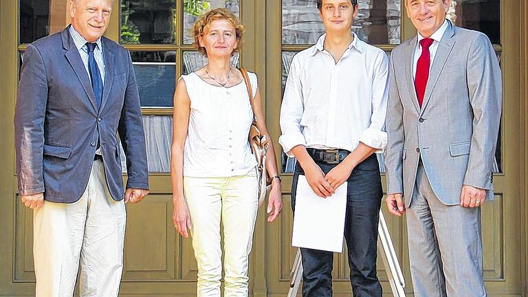 Das Lernen hat sich gelohnt: Moritz Michelbach (Zweiter von rechts) erhielt jetzt den Koldschmidt-Preis der Bürgerstiftung Tauberbischofsheim. Zu den Gratulanten zählten (von links) Oberstudiendirektor Josef Münster, Moritz Mutter und Bürgermeister Wolfgang Vockel. Das Lernen hat sich gelohnt: Moritz Michelbach (Zweiter von rechts) erhielt jetzt den Koldschmidt-Preis der Bürgerstiftung Tauberbischofsheim. Zu den Gratulanten zählten (von links) Oberstudiendirektor Josef Münster, Moritz Mutter und Bürgermeister Wolfgang Vockel.