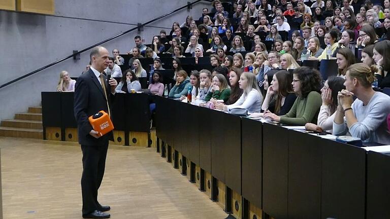 Schlusslicht Bayern: Mehr Professorinnen braucht das Land       -  Anfang Oktober: FHWS-Präsident Prof. Robert Grebner begrüßt in Würzburg die Erstsemester-Studierenden. Mehr junge Frauen als Männer nehmen ein Studium auf. Die Professorenstellen sind aber zu 84 Prozent in Männerhand.