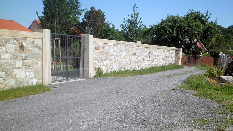 Viel zu nah am Dorf, meinen die Wetzhäusener Anwohner. Hier hinter dem Friedhof will die Telekom einen Mobilfunkmast aufstellen. Der würde auch die Würde des Friedhofs und den Blick auf Schloss Craheim stören, bemängelt die Bürgerinitiative. Viel zu nah am Dorf, meinen die Wetzhäusener Anwohner. Hier hinter dem Friedhof will die Telekom einen Mobilfunkmast aufstellen. Der würde auch die Würde des Friedhofs und den Blick auf Schloss Craheim stören, bemängelt die Bürgerinitiative.