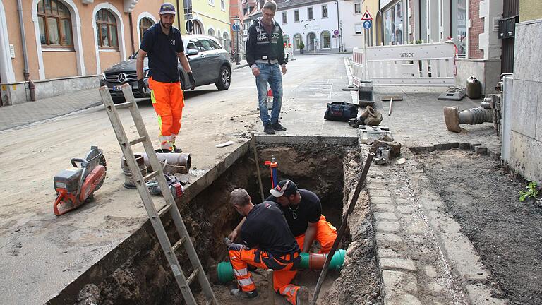 In der Bahnhofstraße in Gerolzhofen, auf Höhe der Hausnummer 13, ist am Montagabend ein Wasserrohr gebrochen. Am Dienstagmorgen liefen die Reparaturarbeiten weiter.