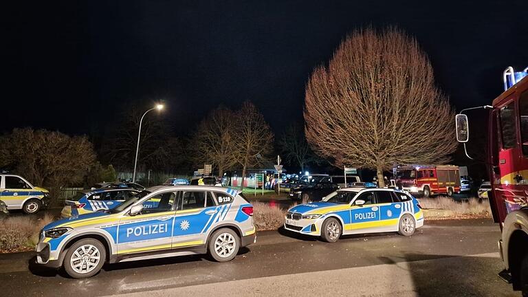 Großeinsatz der Einsatzkräfte nach der Feier in Ostheim (Lkr. Rhön-Grabfeld), die in der Nacht zum Samstag aus dem Ruder gelaufen ist.