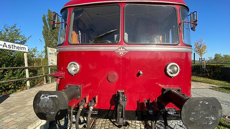 Historischer Schienenbus der Mainschleifenbahn am Bahnhof Astheim.