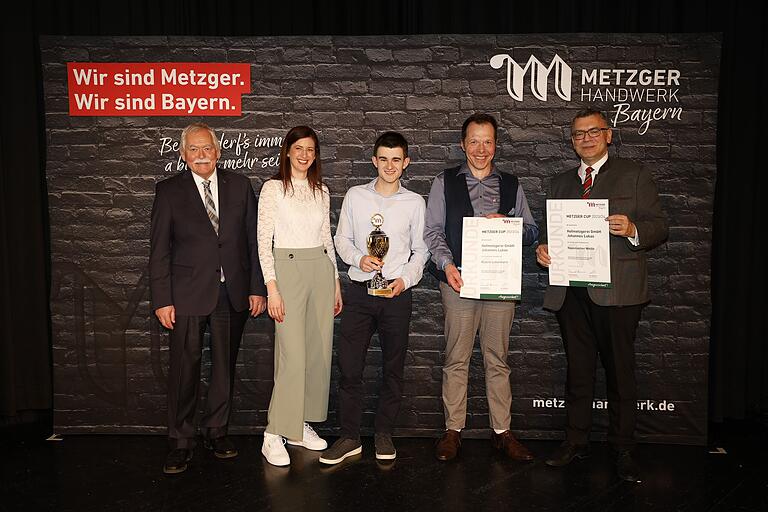 Die Hof-Metzgerei Johannes Lukas in Unterpleichfeld durfte sich beim Metzger Cup 2023/24 über zwei Goldmedaillen ihres Auszubildenden mitfreuen. Von links: Landesinnungsmeister Konrad Ammon, Kabarettistin Claudia Pichler, Paul Olbrich, Johannes Lukas und Staatsminister Florian Herrmann. Die Hof-Metzgerei Johannes Lukas in Unterpleichfeld durfte sich beim Metzger Cup 2023/24 über zwei Goldmedaillen ihres Auszubildenden mitfreuen. Von links: Landesinnungsmeister Konrad Ammon, Kabarettistin Claudia Pichler, Paul Olbrich, Johannes Lukas und Staatsminister Florian Herrmann.
