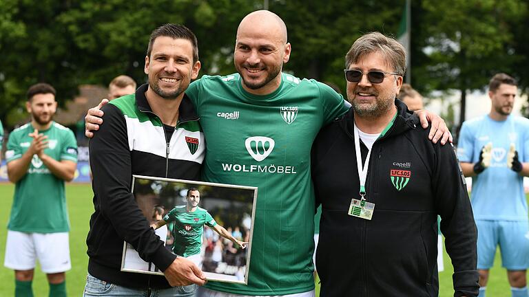 Der Tag des Abschieds: Adam Jabiri wird vor seinem letzten Spiel von FC-05-Geschäftsführer Markus Wolf (rechts) und Sportleiter Andreas Brendler (links) verabschiedet. Der Tag des Abschieds: Adam Jabiri wird vor seinem letzten Spiel von FC-05-Geschäftsführer Markus Wolf (rechts) und Sportleiter Andreas Brendler (links) verabschiedet.