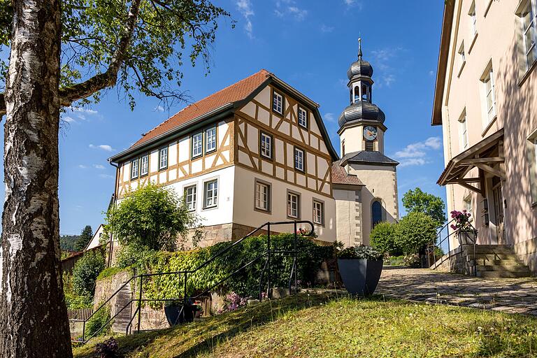 Blick auf die evangelische Kirche in Willmars. Sie stammt aus dem 15. Jahrhundert. Blick auf die evangelische Kirche in Willmars. Sie stammt aus dem 15. Jahrhundert.