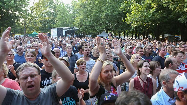 Völlig losgelöst klatschen, singen, schwitzen: Die Hooters gingen mit 1300 Fans am Freitagabend beim Open-Air in Volkach auf eine lustvolle Zeitreise zurück in die 1980er Jahre.