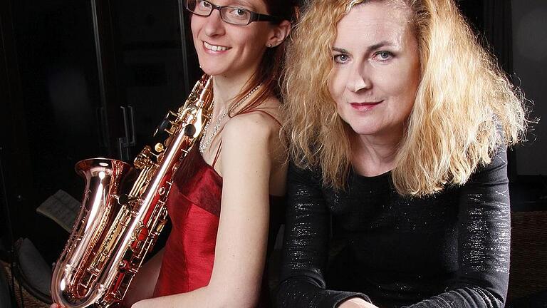 &bdquo;Les Philous&ldquo;: Christine Heim (links) und Luise Königshausen kommen nach Lohr.