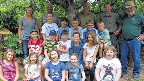 Mit einem &bdquo;Wald-Tag&ldquo; hat die Klasse 4c der Dreiberg-Schule Knetzgau Natur und Tierwelt ganz genau unter die Lupe genommen. Unser Bild zeigt die Schüler mit ihrer Lehrerin Nina Fuchs, Jürgen Lutsch, Hermann Langguth und Bernd Lang  sowie Erwin Schmitt (von links).