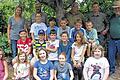 Mit einem &bdquo;Wald-Tag&ldquo; hat die Klasse 4c der Dreiberg-Schule Knetzgau Natur und Tierwelt ganz genau unter die Lupe genommen. Unser Bild zeigt die Schüler mit ihrer Lehrerin Nina Fuchs, Jürgen Lutsch, Hermann Langguth und Bernd Lang  sowie Erwin Schmitt (von links).