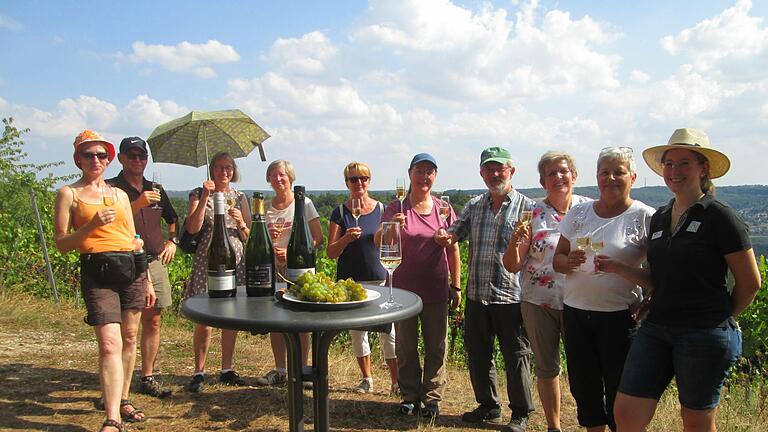 Ein kühler Schluck von edlen Reben kam genau richtig bei der Weinbergführung an einem heißen Sommertag. Winfried Ehling - Ein kühler Schluck von edlen Reben kam genau richtig bei der Weinbergführung an einem heißen Sommertag. Winfried Ehling Ein kühler Schluck von edlen Reben kam genau richtig bei der Weinbergführung an einem heißen Sommertag. Winfried Ehling - Ein kühler Schluck von edlen Reben kam genau richtig bei der Weinbergführung an einem heißen Sommertag. Winfried Ehling