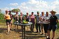 Ein kühler Schluck von edlen Reben kam genau richtig bei der Weinbergführung an einem heißen Sommertag.  Winfried Ehling       -  Ein kühler Schluck von edlen Reben kam genau richtig bei der Weinbergführung an einem heißen Sommertag.  Winfried Ehling