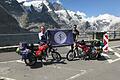 Mit den Simsons und der Flagge der Feldapotheke vor dem Großglocknermassiv. Frank Luger (links) und Jochen Schöppner haben den Höhepunkt ihrer Mopedtour erreicht.