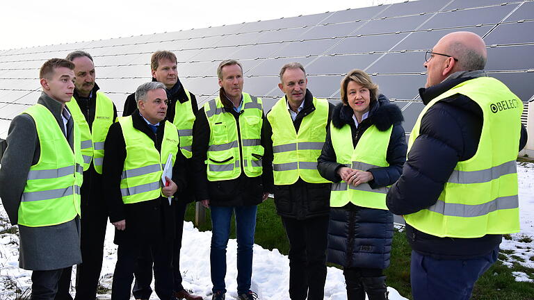 Die Energiewende kann nur mit einem weitergehenden Ausbau der Photovoltaik-Stromerzeugung gelingen. Dies wurde bei einem Besuch der Abgeordneten und Klimaschutzbeauftragten der Unionsfraktion im Bundestag, Anja Weisgerber (Zweite von rechts), zusammen mit Kolitzheims Bürgermeister Horst Herbert (Dritter von rechts), einigen Kreistagskandidaten und Landratskandidat Lothar Zachmann (Dritter von links) beim Unternehmen Belectric Solar & Battery GmbH in Kolitzheim deutlich. Martin Zembsch (rechts), Chief Customer Officer der Firma, war bei der Besichtigung der Freiflächen-Solaranlagen dabei. Die Energiewende kann nur mit einem weitergehenden Ausbau der Photovoltaik-Stromerzeugung gelingen. Dies wurde bei einem Besuch der Abgeordneten und Klimaschutzbeauftragten der Unionsfraktion im Bundestag, Anja Weisgerber (Zweite von rechts), zusammen mit Kolitzheims Bürgermeister Horst Herbert (Dritter von rechts), einigen Kreistagskandidaten und Landratskandidat Lothar Zachmann (Dritter von links) beim Unternehmen Belectric Solar & Battery GmbH in Kolitzheim deutlich. Martin Zembsch (rechts), Chief Customer Officer der Firma, war bei der Besichtigung der Freiflächen-Solaranlagen dabei.