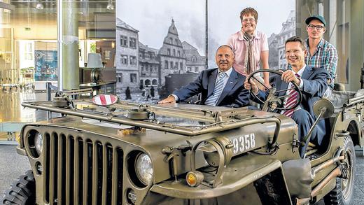 Ein Symbol für die erste Begegnung mit den Amerikanern: Der Jeep zieht bei der Ausstellung im Konferenzzentrum die Blicke auf sich. Am Steuer Oberbürgermeister Sebastian Remelé, daneben der langjährige Army-Sprecher George Ohl. Hinten sitzen Ausstellungsmacherin Daniela Kühnel und Filmemacher Max Kidd. Ein Symbol für die erste Begegnung mit den Amerikanern: Der Jeep zieht bei der Ausstellung im Konferenzzentrum die Blicke auf sich. Am Steuer Oberbürgermeister Sebastian Remelé, daneben der langjährige Army-Sprecher George Ohl. Hinten sitzen Ausstellungsmacherin Daniela Kühnel und Filmemacher Max Kidd.