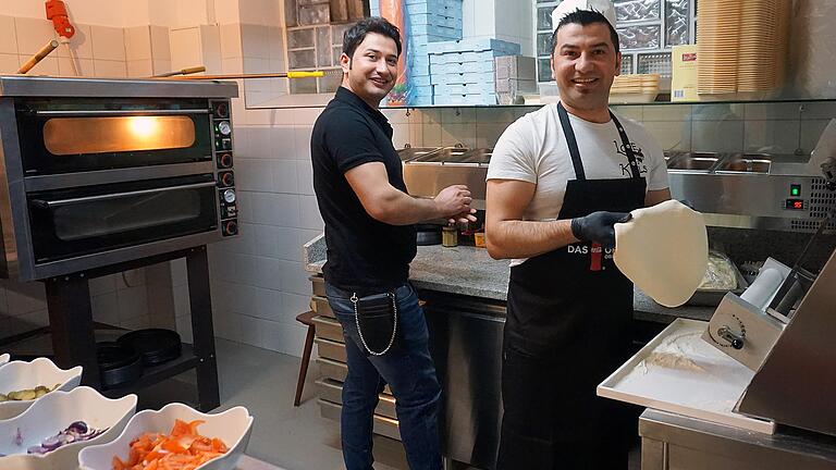 Ab jetzt wird in der Küche des Vereinsheims des TSV international gekocht. Masoud und Nachmi Mohamad (von links) übernehmen hier das Ruder.