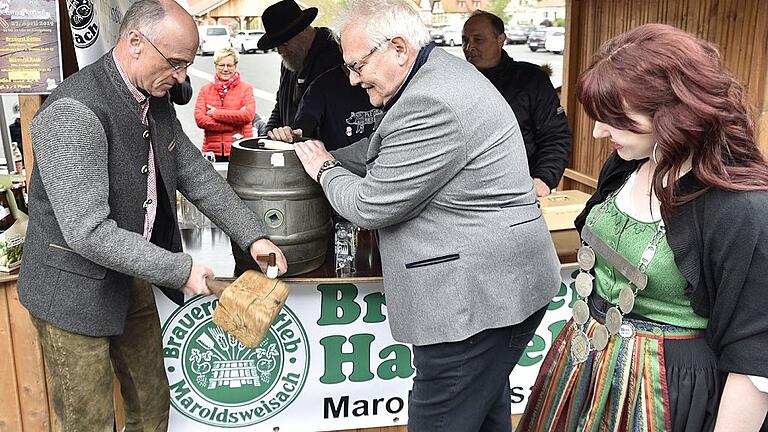 Aufmerksam beim Bieranstich Landrat Wilhelm Schneider assistiert von Bürgermeister Claus Bittenbrünn, beobachtet von Bierprinzessin Kerstin Friedrich. Aufmerksam beim Bieranstich Landrat Wilhelm Schneider assistiert von Bürgermeister Claus Bittenbrünn, beobachtet von Bierprinzessin Kerstin Friedrich.